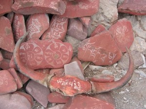 Тибет. Многие буддисты вырезают мантры на камнях