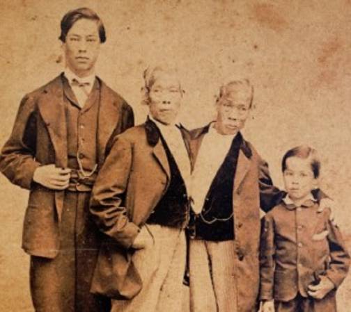  Энг со своим 15-летним сыном Патриком (слева) и Чанг с сыном Альбертом восьми лет. Фото 1865 года.