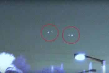 Наблюдатель на камеру ночного видео снял группу НЛО над Лас-Вегасом