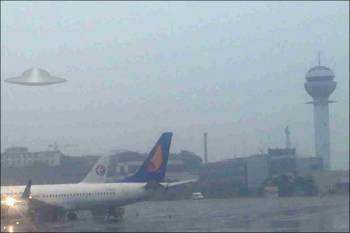 Более 60 НЛО зафиксированы над индийским аэропортом.