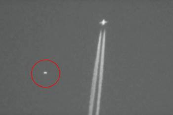 Австралиец снял на видео НЛО, кружащий вокруг реактивного самолета