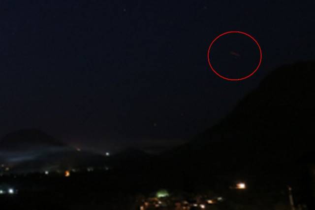 Очевидец из Индии сфотографировал красный НЛО
