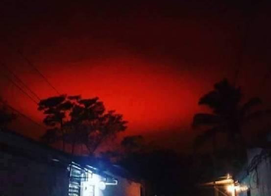 Таинственное кроваво-красное небо озадачивает жителей Сальвадора