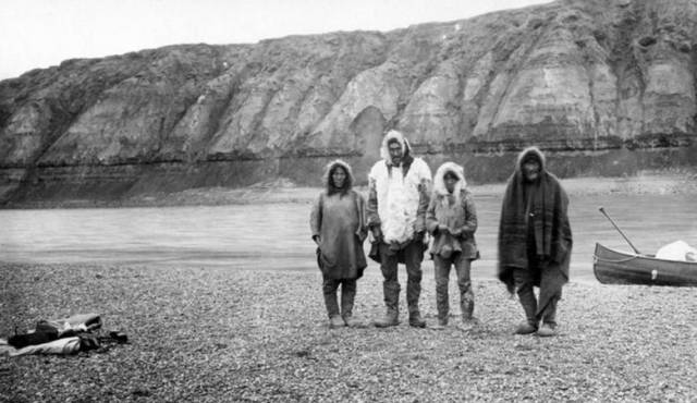 Фото этих эскимосов часто публикуют в статьях о тайне озера Ангикуни.