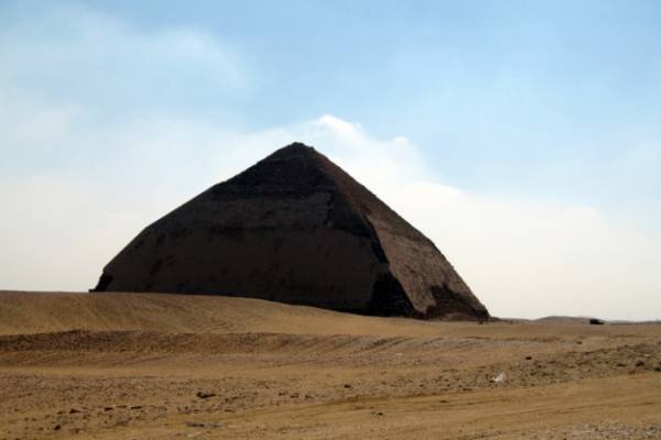 Ломаная пирамида.