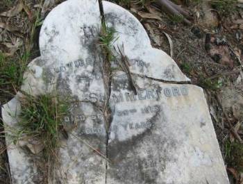 Разрушенный молнией камень на могиле Саммерфорда