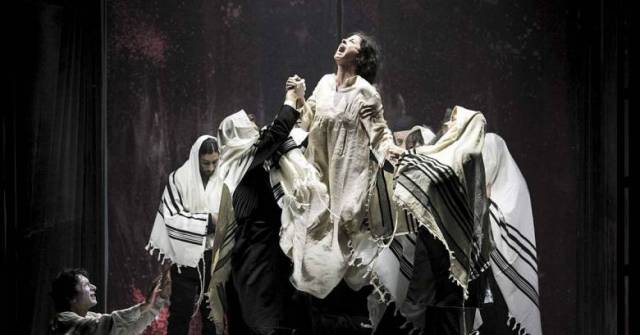 Одержимость диббуком (сцена из представления в израильском театре